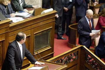 Αντιπαράθεση κορυφής στη Βουλή για την οικονομία