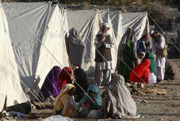 Με δυσκολία η αποστολή ανθρωπιστικής βοήθειας στις σεισμόπληκτες περιοχές του Πακιστάν
