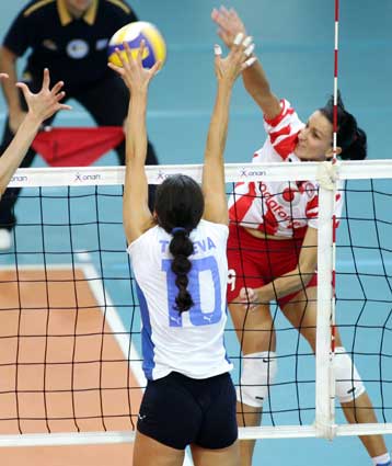 Νίκη του Ολυμπιακού επί του Πανιωνίου… στο φιλέ των γυναικών