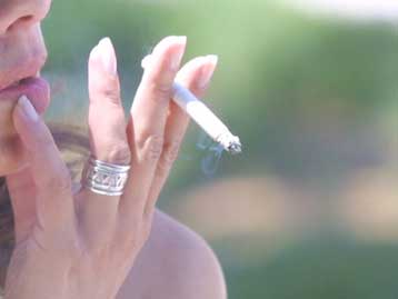 Την απαγόρευση της διαφήμισης του τσιγάρου, υπαίθρια και μη, εισηγείται η κυβέρνηση