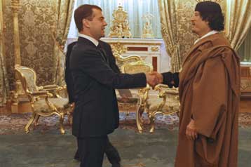 Ενεργειακή συνεργασία με τη Ρωσία επιδιώκει ο Καντάφι που επισκέπτεται τη Μόσχα