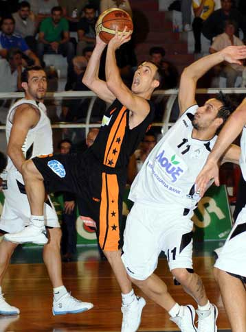 Επεισόδιο… πάγκων στην Πάτρα, τρεις ομάδες αήττητες στην κορυφή