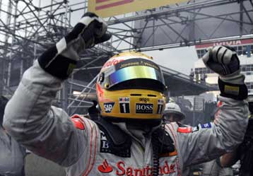 Πρωταθλητής ο Χάμιλτον μετά από «χιτσκοκικό» φινάλε