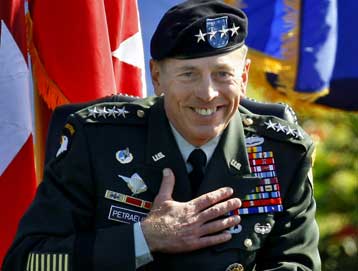 Το Πακιστάν επισκέπτεται ο στρατηγός Πετρέους με στόχο να εξομαλύνει τις σχέσεις