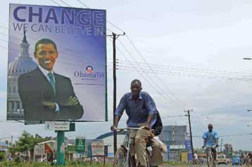 Η παράσταση «Ομπάμα το Μιούζικαλ» σε θεατρική σκηνή της Κένυας