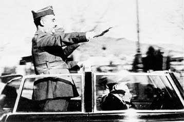 Ο Φράνκο ήταν έτοιμος να κηρύξει πόλεμο στην Πορτογαλία το 1975, γράφει η El Pais