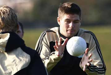 Όλα τα φώτα στο «Ανφιλντ» αλλά και «μονομαχία» στη Ρώμη