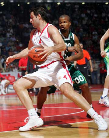 «Νίκες και καλή εικόνα» λέει ο Παπαλουκάς για Ολυμπιακό