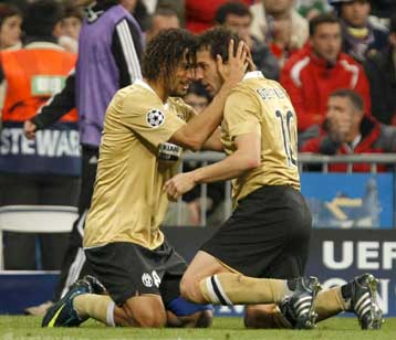 Στους «16» η Γιουβέντους, «Χ» στο φινάλε για Μάντσεστερ