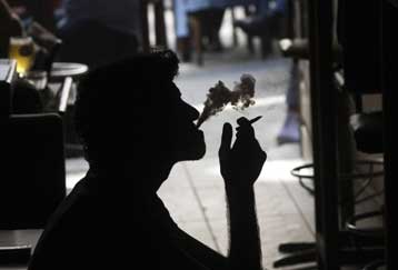 Στη Βουλή το νομοσχέδιο για την απαγόρευση καπνίσματος από το 2010