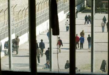 Ιδιαίτερη μέριμνα για τις τακτικές άδειες των κρατουμένων ζητά ο Συνήγορος του Πολίτη