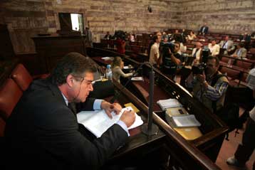 Αποσύνδεση των τριών σκελών του σχεδίου στήριξης των τραπεζών, ζήτησε ο Τ.Αράπογλου