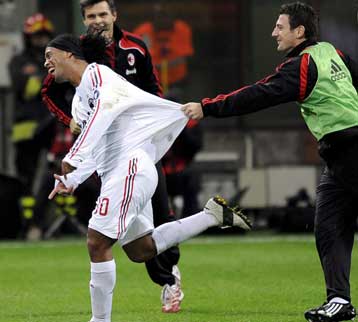 Ο «Ρόνι» έσωσε τη Μίλαν, ήττα της Σεβίλης στη Λιέγη, πέρασε η Ουντινέζε από τη Μόσχα