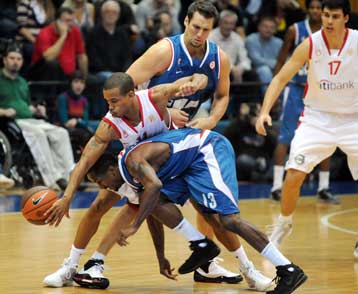 Το κακό ξεκίνημά του πλήρωσε ο Ολυμπιακός στο Ζάγκρεμπ και έχασε από την Τσιμπόνα