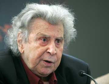 Τη διαδρομή του Μίκη Θεοδωράκη ξετυλίγει το Βήμα της Κυριακής