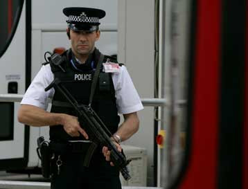 Κάμερες ασφαλείας δείχνουν άνδρα να κουβαλά κομμένο κεφάλι σε λεωφορείο του Λονδίνου