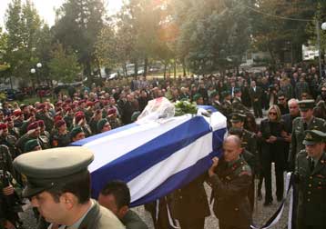 Σε κλίμα οδύνης οι κηδείες των δύο χειριστών του μοιραίου Apache