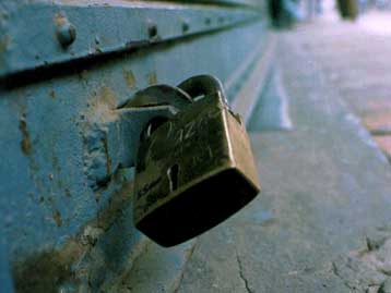 Συνθήκες ασφυξίας στην αγορά χρήματος οδηγούν σε αλλεπάλληλα «λουκέτα»