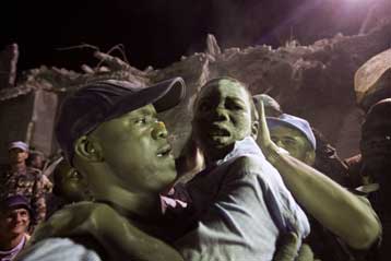 Αγώνας δρόμου για τον εντοπισμό μαθητών στα συντρίμμια του σχολείου στην Αϊτή