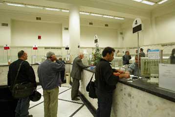 «Πυρ ομαδόν» της Αντιπολίτευσης για τη στάση τραπεζών και κυβέρνησης