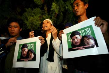 Στο εκτελεστικό απόσπασμα οδηγήθηκαν οι βομβιστές του Μπαλί