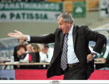 Προβληματισμένος ο «Ζοτς», μέχρι τη σκιά της μύτης του βλέπει ο Χριστόπουλος