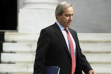 Δεν φεύγω από το υπουργείο Οικονομίας, δηλώνει ο Γιώργος Αλογοσκούφης