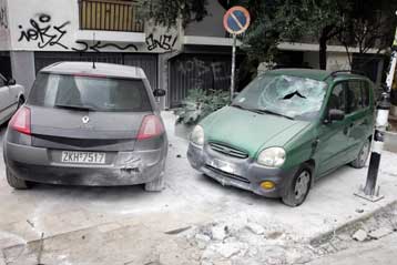 Φθορές σε τέσσερα σταθμευμένα ΙΧ προκάλεσε ομάδα νεαρών