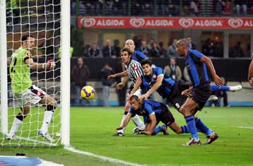 Στις… καθυστερήσεις πήρε η Ίντερ τη θέση της Μίλαν στην κορυφή