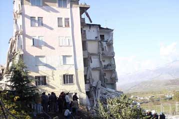 Νεκρές και οι τρεις αγνοούμενες στα συντρίμμια της πολυκατοικίας στο Αργυρόκαστρο