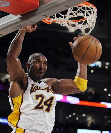 Ασταμάτητοι Λέικερς και Χοκς, πρώτη ήττα για Τζαζ