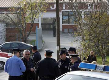 Μεγάλης κλίμακας επιχείρηση σε εργοστάσιο της Σερβίας στο κυνήγι του Μλάντιτς