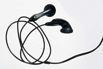 Τα ακουστικά μουσικής επηρεάζουν βηματοδότες και απινιδωτές