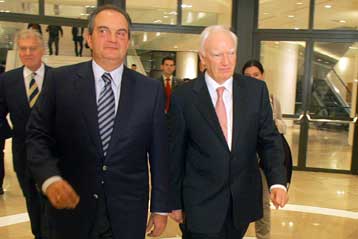 Νέο μήνυμα Καραμανλή προς τις τράπεζες για το σχέδιο των 28 δισ. ευρώ