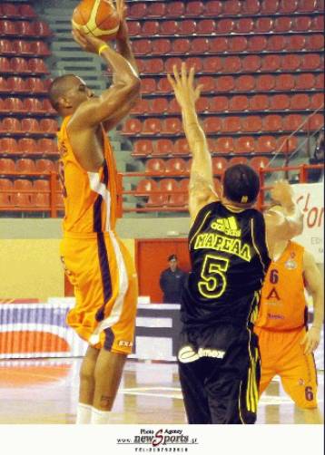 Στην πόρτα της εξόδου από την Ολύμπια βρίσκεται ο Τόμας