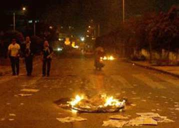 Επίθεση με μολότοφ σε τηλεοπτικό σταθμό και προσαγωγές οπαδών