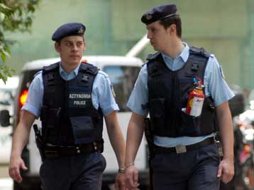 Μπαράζ επιθέσεων κουκουλοφόρων σημειώθηκε στην Αθήνα