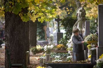 Γυναίκα έχασε τη ζωή της από το φέρετρο του συζύγου της