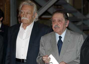 Τιμήθηκαν από τη Βουλή ο Μανώλης Γλέζος και ο Απόστολος Σάντας