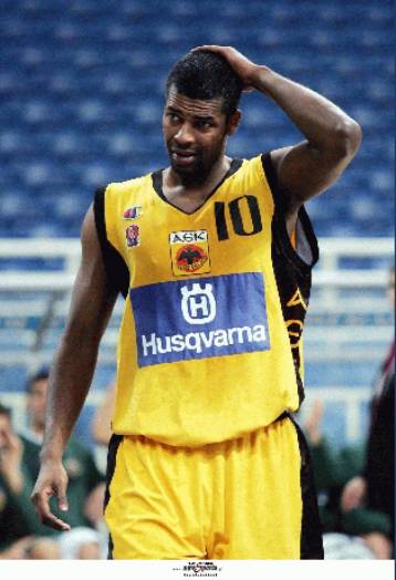 Ο Κόμματος προπονήθηκε και υπογράφει στην ΑΕΛ