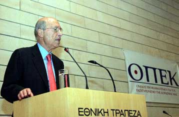 Αιχμηρή παρέμβαση Σημίτη για την οικονομία με αφορμή τη διεθνή κρίση