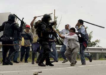 Επεισόδια στην Κολομβία μετά το κλείσιμο «πυραμίδων»