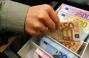 Οκτώ τρόποι για να αποφύγετε την υπερχρέωση από τα υψηλά τραπεζικά επιτόκια