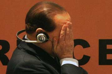 «Ο μήνας του μέλιτος τελείωσε» για τη δημοτικότητα του Σίλβιο Μπερλουσκόνι