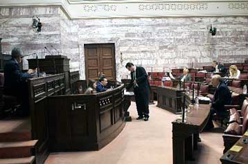 Φωτιές ανάψαν στην Εξεταστική ισχυρισμοί για «απόφαση από πολύ ψηλά»