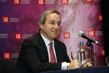 «Δεν τα παρατάω στα δύσκολα» απαντά στις φήμες ο Γιώργος Αλογοσκούφης