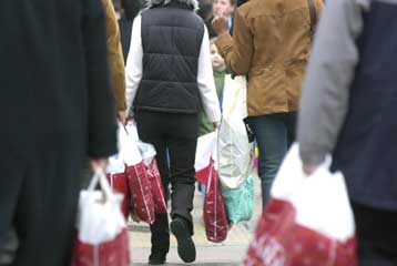 Στον 13ο μισθό εναποθέτουν τις ελπίδες τους οι έμποροι