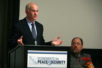 Δημόσιο έλεγχο στις παγκόσμιες αγορές ζήτησε από τη Νέα Υόρκη ο Γ.Παπανδρέου