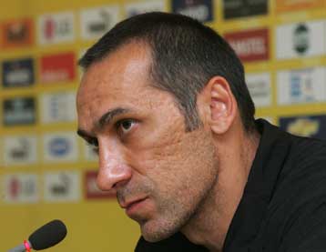 Να αποχωρήσει από τον πάγκο της ΑΕΚ σκέφτεται ο Δώνης