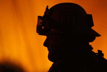 Ανεξέλεγκτες οι πυρκαγιές στη νότια Καλιφόρνια